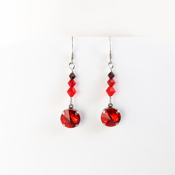 Boucles d’oreilles, cristal Swarovski Rouge, crochets Acier inoxydable, camaïeu de perles rouges, rouge sang, boucles oreilles rouge vampire