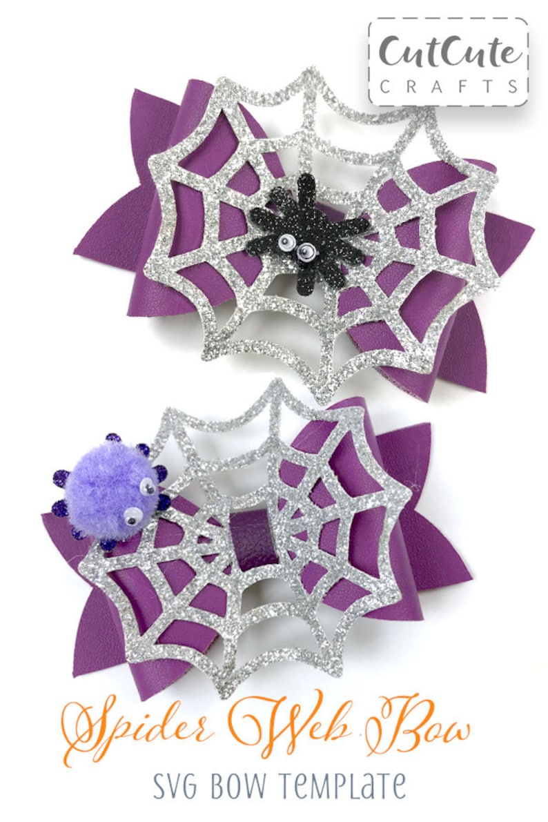 Op de afbeelding: Twee paarse en zilveren glitter spinnenweb strikken met een spin op elk. De strikken zijn voor het knutselen en maken deel uit van een SVG strik sjabloon. "Spider Web Bow" en "SVG Bow Template" staan onder de strikken.