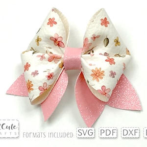 Könnte beinhalten: Eine rosa und weiße Stoffschleife mit Blumenmuster. Die Schleife hat einen rosa Glitzer-Finish an den Rändern. Die Schleife ist zum Basteln geeignet und in den Formaten SVG, PDF, DXF und EPS erhältlich.