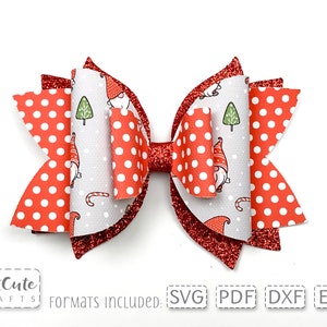 Pode incluir: Laço vermelho e branco de bolinhas com fundo branco com um padrão de gnomo e árvore de Natal. O laço tem um centro de glitter vermelho. Formatos incluídos: SVG, PDF, DXF, EPS.