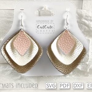 Op de afbeelding: Een paar gelaagde, ruitvormige oorbellen in een gouden, crème en roze kleurschema. De oorbellen hangen aan zilveren haakjes. De tekst "Handmade by CutCute Crafts" is zichtbaar in de afbeelding.