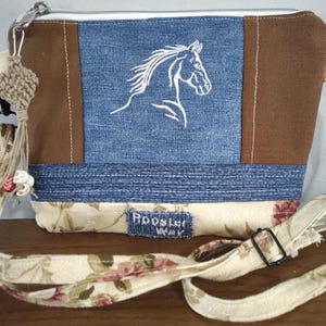 Pferd bestickte Gürteltasche mit Taschen Umgenutztes Denim-Upcycle. Makramee Anhänger
