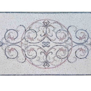 Puede incluir: Un azulejo de mosaico blanco con un diseño floral rosa y gris. El diseño es intrincado y presenta un patrón repetitivo de espirales y hojas.