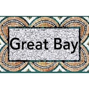 Op de afbeelding: Een decoratieve mozaïektegel met een turquoise rand en een bruin en wit patroon. De tegel heeft de tekst "Great Bay" in zwart.