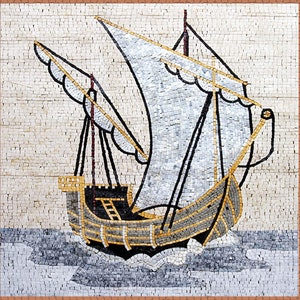 Op de afbeelding: Een mozaïekkunstwerk dat een schip met witte zeilen en een bruine romp toont dat op een blauwe zee vaart. Het schip is gemaakt van kleine, kleurrijke tegels.