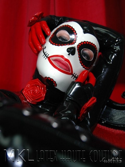 La Muerta Latex Hood