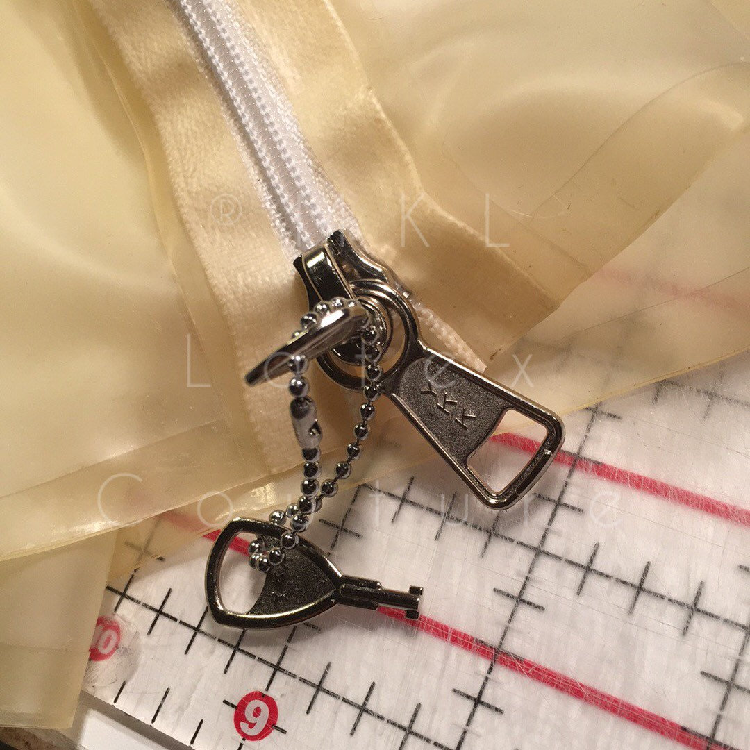 Lockable zippers top