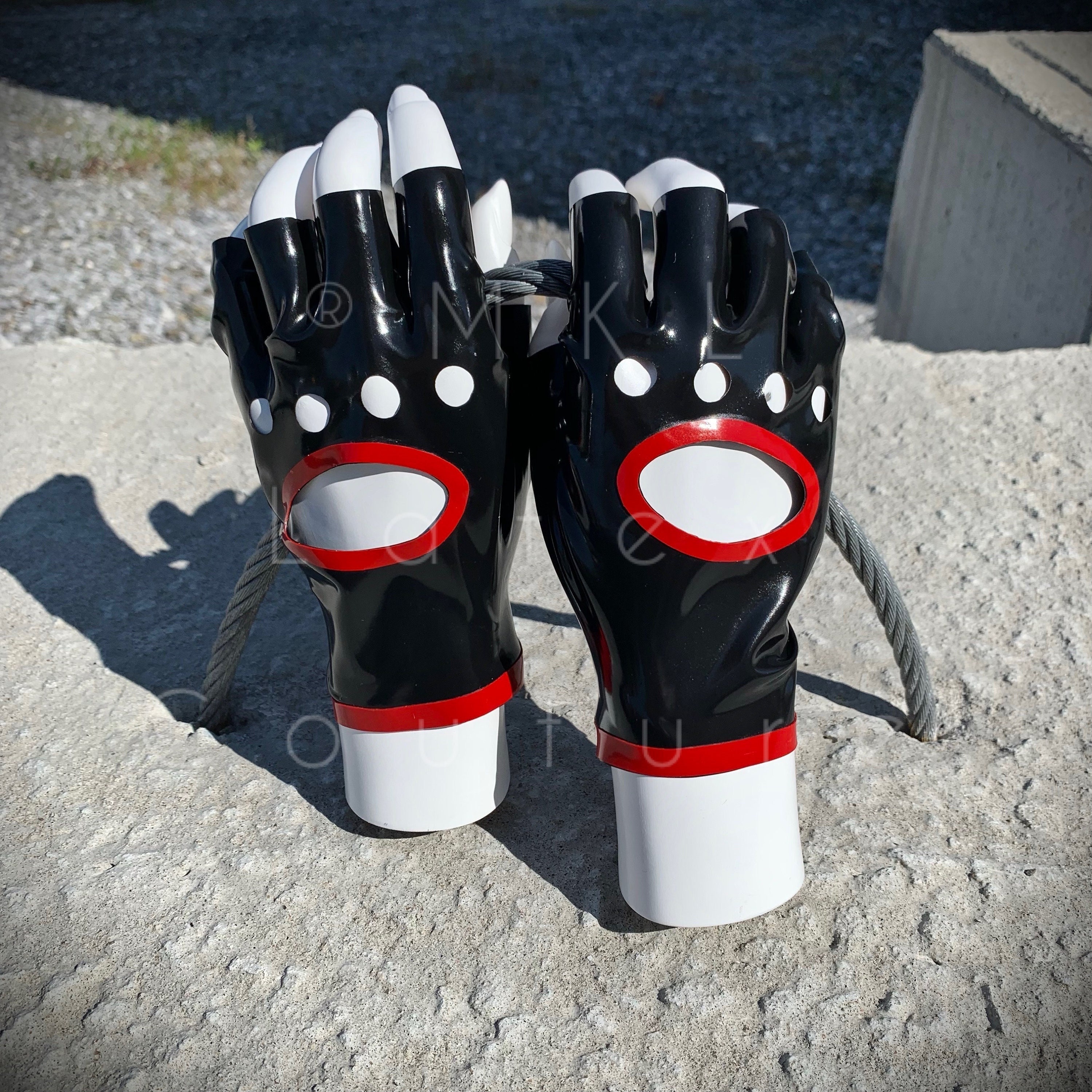 Gloves with holes cheap in the knuckles