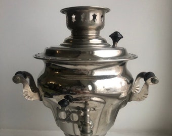 Samovar eléctrico antiguo de la URSS en funcionamiento con tetera, samovar y tetera de metal raro, samovar de recuerdo antiguo de la URSS de los años 80