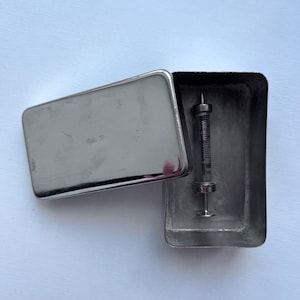 Seringue en verre vintage 2 ml et stérilisateur en acier Seringue en verre vintage boîte en métal pour équipement médical vintage, seringue pour costume d&#39;infirmière cosplay