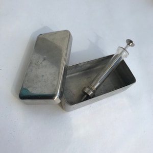seringue en verre vintage 2 ml et stérilisateur en acier, seringue en verre vintage, équipement médical vintage, boîte en métal, seringue pour cosplay