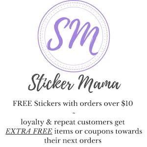 K&ouml;nnte beinhalten: Lilafarbenes Logo mit den Buchstaben "SM" in einem Kreis mit gepunktetem Rand. Der Text "Sticker Mama" befindet sich unter dem Logo. Der Text "GRATIS Sticker bei Bestellungen &uuml;ber 10 &euro;" befindet sich unter dem Text "Sticker Mama". Der Text "Treue- und Stammkunden erhalten EXTRA GRATIS Artikel oder Gutscheine f&uuml;r ihre n&auml;chsten Bestellungen" befindet sich unter dem Text "GRATIS Sticker bei Bestellungen &uuml;ber 10 &euro;".