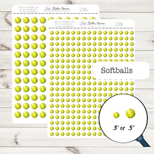 Könnte beinhalten: Zwei Blätter mit Aufklebern mit gelben und roten Softball-Illustrationen. Die Aufkleber sind in zwei Größen erhältlich: 0,3 Zoll oder 0,5 Zoll. Der Text "Softballs" ist auf dem Blatt gedruckt.