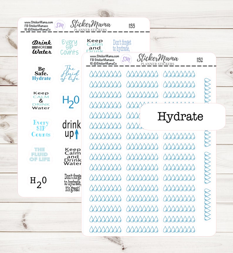 K&ouml;nnte beinhalten: Ein Satz mit 10 Wasser-Planer-Stickern mit blauem und wei&szlig;em Text und Illustrationen. Die Sticker zeigen S&auml;tze wie "Trink Wasser", "Bleibe ruhig und trink Wasser", "Jeder Schluck z&auml;hlt" und "Die Fl&uuml;ssigkeit des Lebens". Es gibt auch mehrere Sticker mit Wassertropfen.