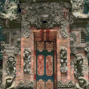 Puede incluir: Un templo de piedra con una puerta tallada y una puerta de madera roja. La puerta tiene un diseño azul y dorado. El templo está rodeado de vegetación exuberante.