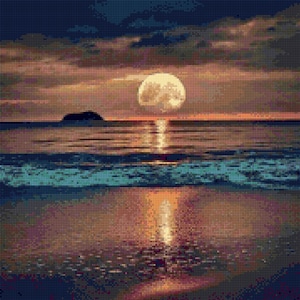 Puede incluir: Una luna llena se levanta sobre un océano tranquilo al atardecer. El cielo es una mezcla de naranja, rosa y morado, y el agua es de un azul profundo. La luna es de un amarillo brillante, y su reflejo es visible en el agua.