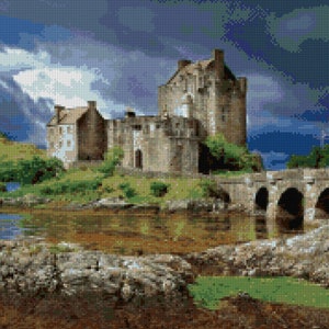 Peut inclure: Un château en pierre avec un pont devant. Le château est situé sur une petite île avec de l'herbe verte et des arbres. Le ciel est nuageux et bleu.