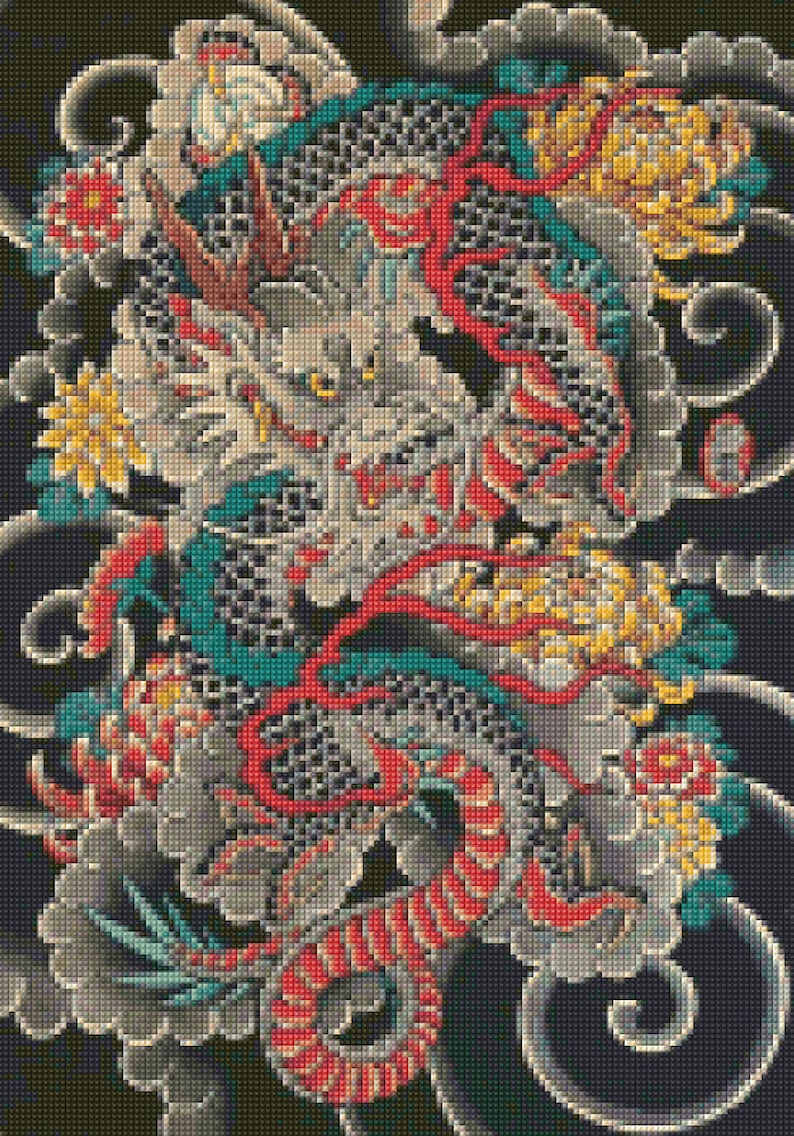 Puede incluir: Un dise&ntilde;o de tatuaje de estilo japon&eacute;s colorido con un drag&oacute;n con escamas rojas, azules y amarillas, rodeado de nubes y flores.