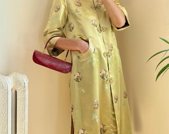 Vintage jaren 1960 goud satijn bloemenbrokaat Chinese stofdoekjas, kikkerknopen en tuniekkimono met mandarijnkraag