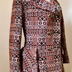 Vintage jas van wolbrokaat met tapijtwerk uit de jaren 60 met double-breasted art-decopatroon, maat M
