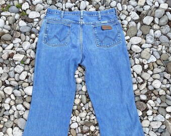 Vintage Wrangler Late 1970s Flares Medium Blue Wash Jeans size 32 Made in USA