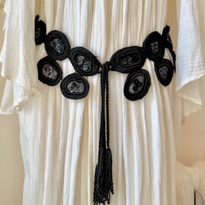 Vintage handgefertigter Seidengürtel aus Häkelperlen und Seilkette in Schwarz mit Quasten im Stil einer griechischen Göttin