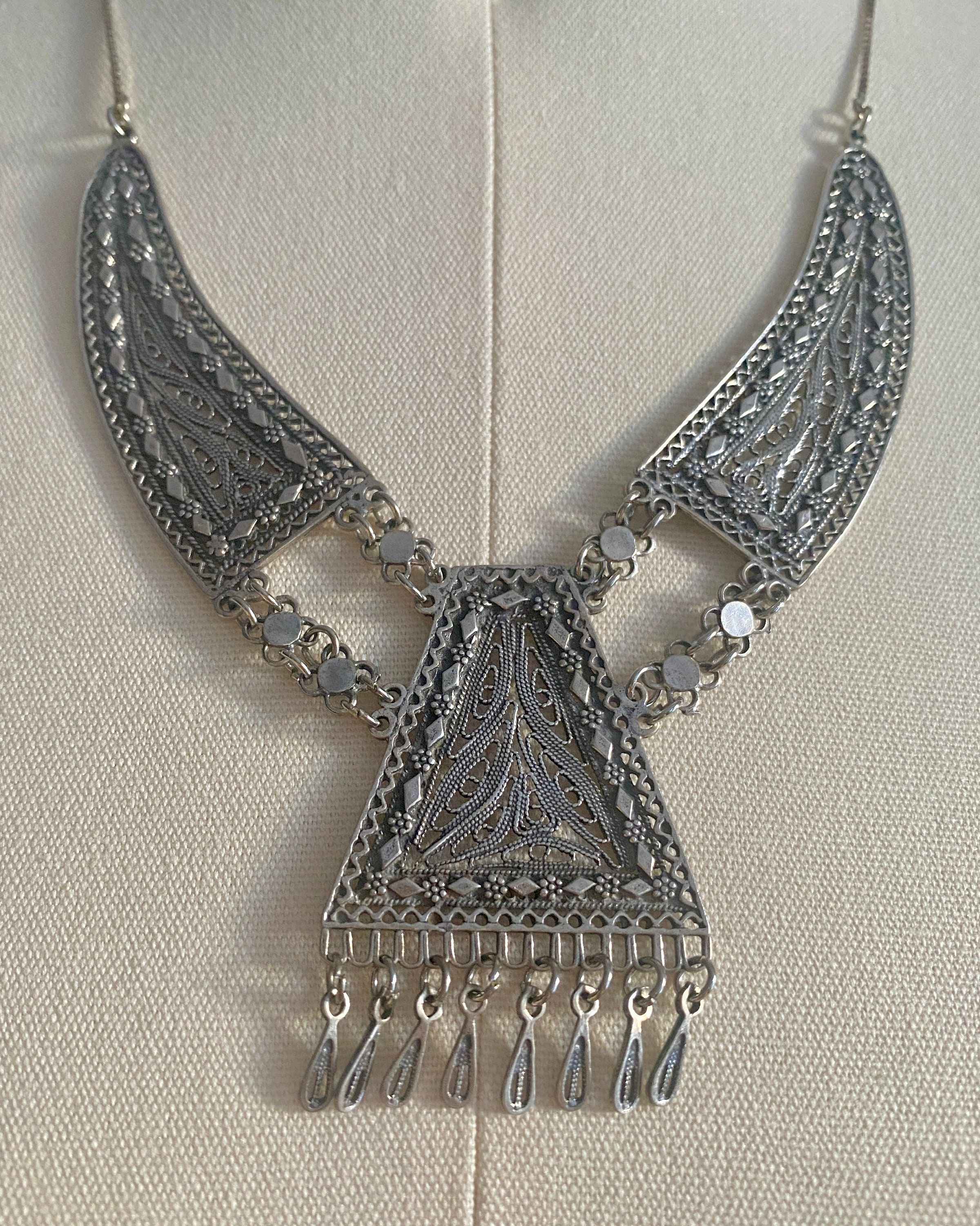 A Vintage Mexican Silver Necklace and Bracelet (Lot 1114
