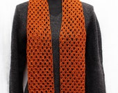 Sciarpa in lana traforata a uncinetto e spilla a fiore