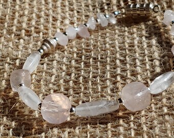 Bracelet cubes, ovales et copeaux de quartz (rose)