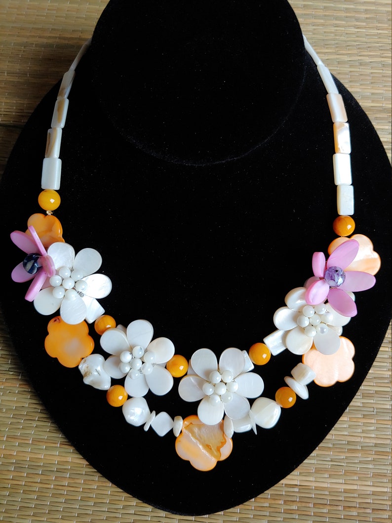 Mother-of-Pearl Flower Necklace