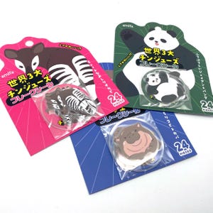 Könnte beinhalten: Drei Packungen mit Tieraufklebern, jede mit 24 Stück. Die Packungen zeigen ein Okapi, einen Panda und ein Nilpferd. Jede Packung hat japanischen Text und ist in einer anderen Farbe: Pink für das Okapi, Grün für den Panda und Blau für das Nilpferd.
