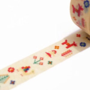 Könnte beinhalten: Eine Rolle dekoratives Washi-Tape mit weißem Hintergrund und bunten japanisch inspirierten Designs, darunter rote Torii-Tore, Blumen und geometrische Muster.
