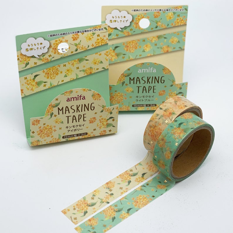 Peut inclure: Deux rouleaux de ruban adh&eacute;sif washi avec un motif floral. Le ruban mesure 15 mm de large et 3 m&egrave;tres de long. Le ruban est &eacute;tiquet&eacute; "amifa masking tape" et pr&eacute;sente un motif floral avec des accents dor&eacute;s. Le ruban est disponible en deux couleurs&nbsp;: ivoire et bleu clair.