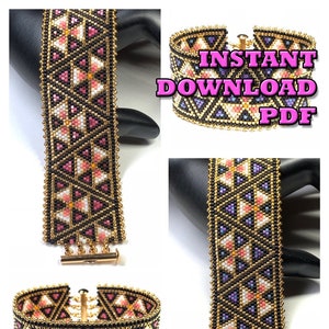 Puede incluir: Una pulsera de cuentas con un patrón geométrico en negro, rosa, blanco y dorado. La pulsera tiene un cierre y un ribete dorados. La imagen también incluye el texto "INSTANT DOWNLOAD PDF".