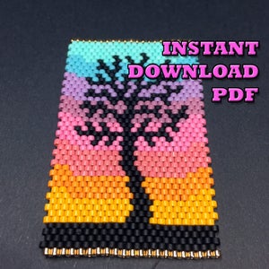 Peut inclure: Un motif de perles colorées représentant un arbre avec un tronc et des branches noirs sur un fond de perles turquoise, violettes, roses, orange et jaunes. Le texte "INSTANT DOWNLOAD PDF" est en lettres blanches sur fond noir.