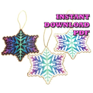 Peut inclure: Trois ornements en forme de flocon de neige perlés dans des tons de bleu, vert et violet. Chaque flocon de neige a une boucle dorée pour l'accrocher. Le texte "INSTANT DOWNLOAD PDF" est en lettres roses en haut de l'image.