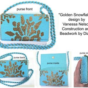 Peut inclure: Un sac à main bleu turquoise perlé avec un motif de flocon de neige doré. Le sac à main a une bandoulière et se ferme à l'aide d'un bouton-pression. Le texte "Golden Snowflakes" design by Vanessa Nelson Construction and Beadwork by Diana" est visible sur l'image.