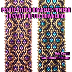 Può includere: Due modelli di braccialetto a punto peyote con un numero dispari di perline. I braccialetti sono realizzati con perline nere, dorate, viola e blu. Il testo "Peyote Stitch Bracelet Pattern Instant PDF File Download" è nella parte superiore dell'immagine. Il testo "Odd Count Two Color Variations" è nella parte inferiore dell'immagine.