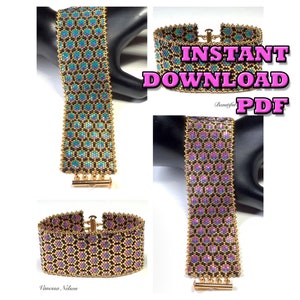 Puede incluir: Un patrón de brazalete de cuentas con un diseño geométrico en tonos azules, morados, dorados y negros. El patrón se llama "Beautiful" y está disponible como descarga instantánea en PDF.