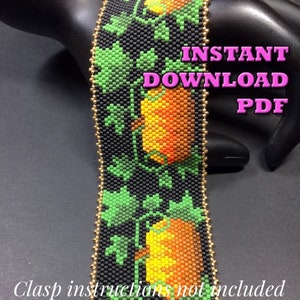 Peut inclure: Un motif de bracelet perlé avec un fond noir, des feuilles vertes et des citrouilles orange. Le motif est pour un bracelet perlé et comprend des instructions pour la fabrication du bracelet. Le texte "INSTANT DOWNLOAD PDF" est en lettres roses sur l'image.
