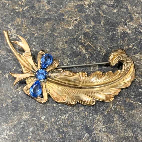 Gorgeous vintage Gold filled Feather Brooch with G