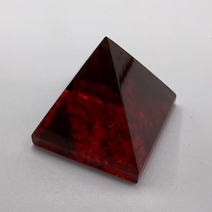 Pirámide de cristal prensado de ámbar báltico