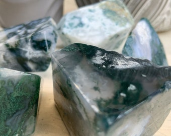 Ágata musgosa pulida de forma libre, cristales de ágata musgosa cortados, formas libres