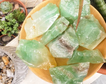 Calcita verde cruda, calcita en bruto, tamaño de la palma de la mano, piedra en bruto