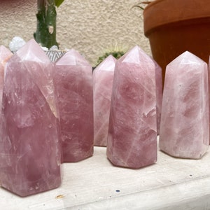 Torre de cristal de quartzo rosa com ponta grande de quartzo rosa