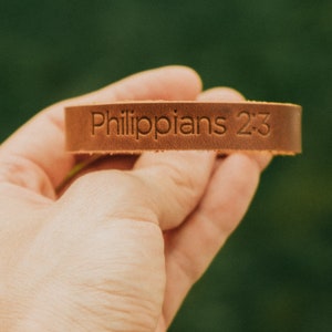 Gepersonaliseerde leren wikkelarmband, bijbelvers, cadeau kerkpersoneel, Filippenzen, psalmen, uittocht, op maat gegraveerd manchet, derde verjaardag