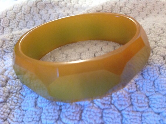 Vintage green geometric Bakelite bangle bracelet