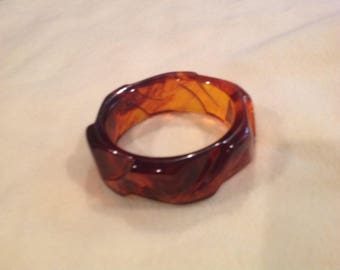 Beautiful vintage carved root beer Bakelite bangle bracelet