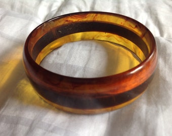 Vintage root beer Bakelite bangle bracelet with brown stripe.