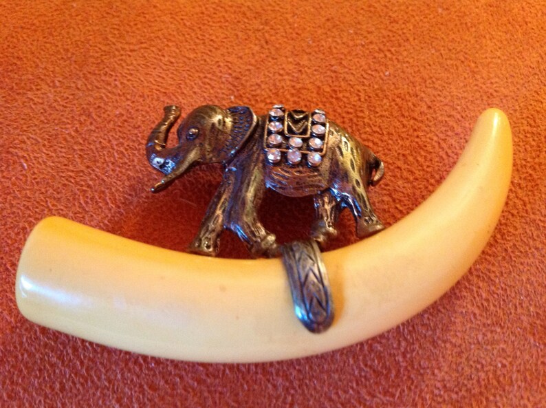 Vintage elephant pin with rhinestones /& Bakelite tusk